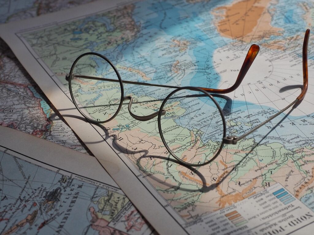 Eine Landkarte für den Urlaub mit einer liegenden Brille darauf